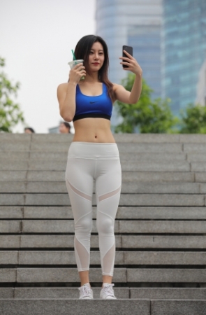 白色紧身瑜伽裤美女