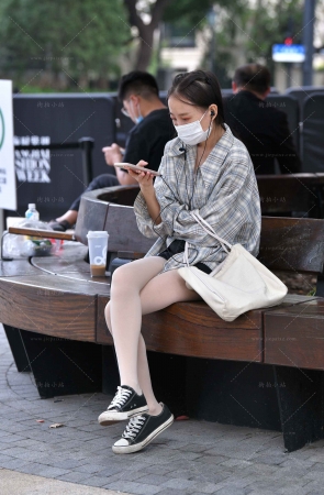 抓拍在看手机的帆布鞋美眉 【图片➕视频】