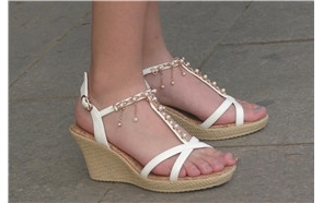 4k-公车站等车的极品美足美眉，这坡高跟鞋好漂亮哦。