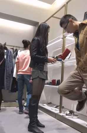 火辣身材黑丝美腿MM逛商场