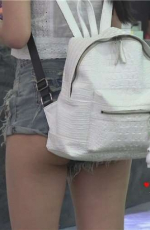 舞台下看表演的性感丰臀美眉，牛仔短裤这么短，屁股蛋蛋都露一半啦。