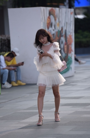 白裙子美女