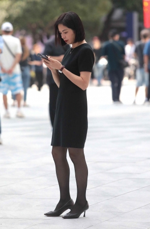 街拍黑丝高跟OL