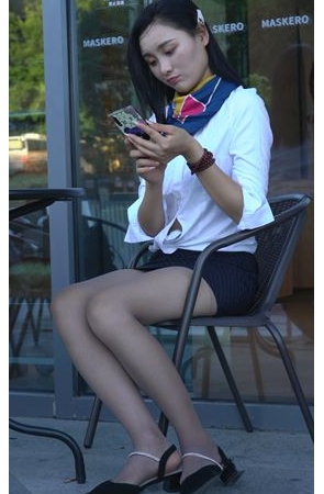 漂亮的黑丝美女