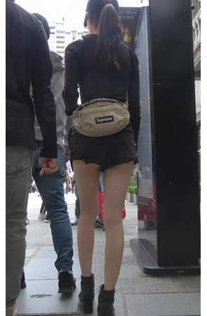 漂亮的黑色热裤小姐姐