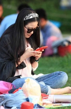 时尚气质紧身牛仔裤墨镜女