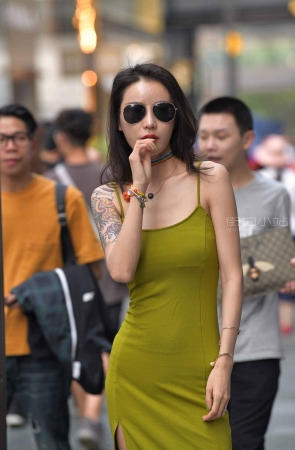 吊带裙墨镜美女有点俏皮