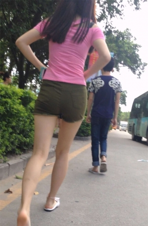 绿色短热裤美女