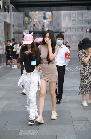 街拍包臀裙美女跟闺蜜~