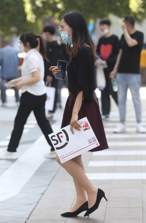 诱惑肉丝街拍高跟shufu