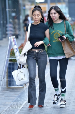 高挑阔腿牛仔裤美女