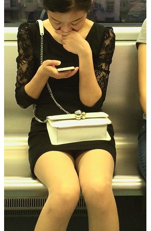 地铁车厢内的黑色包臀裙美腿美女
