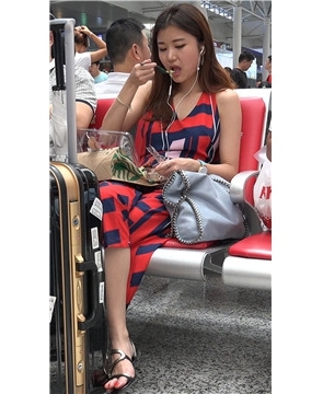 长发大眼MM的一双性感艳足