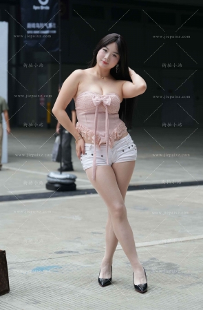 极品微胖身材，粉衣热裤丝腿媛媛 [20P]