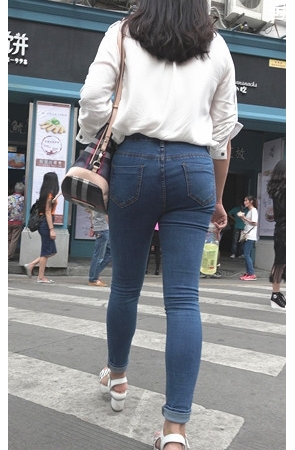 紧身牛仔蓝裤美女[1.71G/MP4]