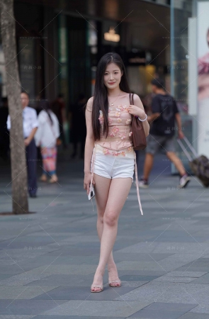 搭讪街拍清甜可口白热裤美眉