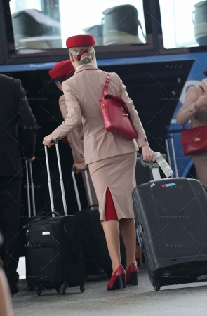 刚下大巴的空姐