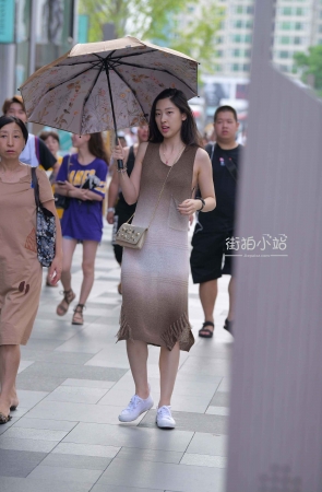 打着伞的长裙小姐姐