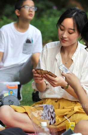 白皙脚丫小美眉