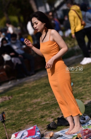 草地上的黄色群美眉