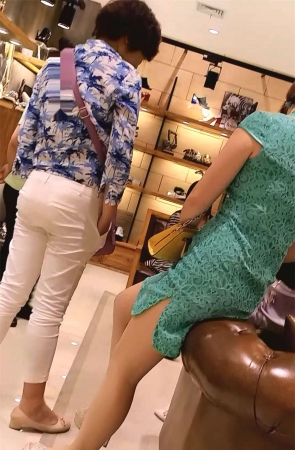 绿色连衣裙少妇鞋店换鞋子