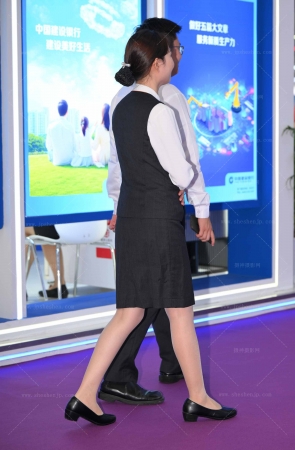 【摄神作品】25626-10=56√马甲肉丝职工 8P