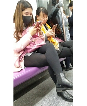 公交站偶遇肉丝袜美足妹子，偷偷的晾脚