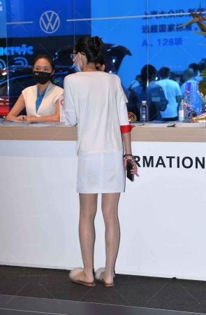 荧光亮丝白裙美眉