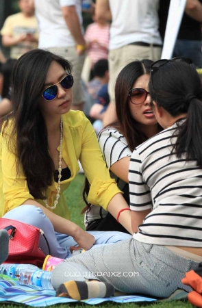 一眼就能让你心动的黄衣美女