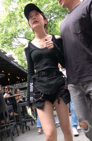 鸭舌帽黑色短裤好身材靓妹