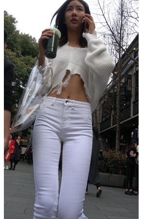 白色紧身七分裤长腿美女