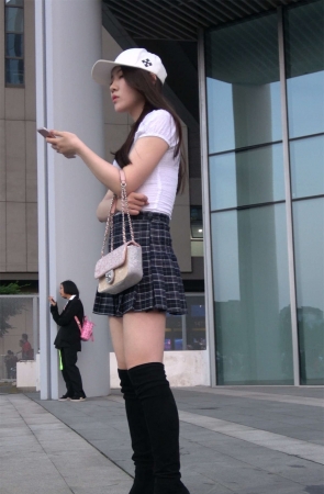 短裙气质小姐姐