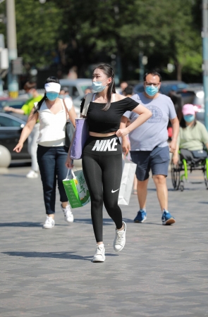 黑色丰腴紧身裤美女