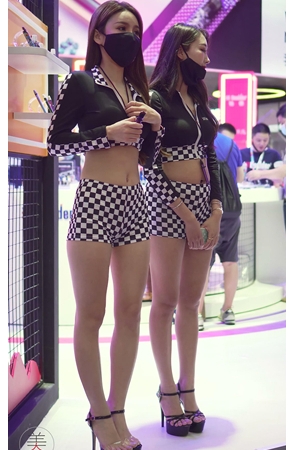 两个高跟模特小姐姐