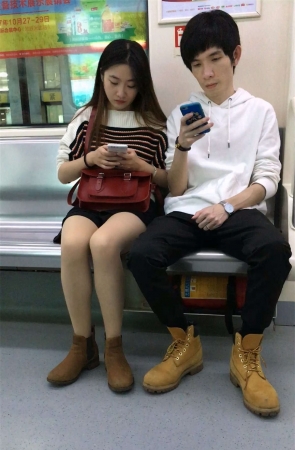 和男友一起做地铁回家的女神美女