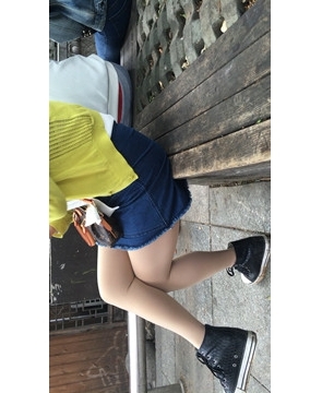 树下椅子上玩手机的熟妇，老女人有味道。