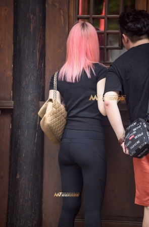 紧身黑裤时髦美女