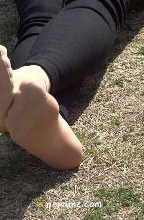 短肉丝美足少妇晒太阳 [423 MB/MP4]