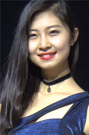 深蓝色包臀裙车模靓妹