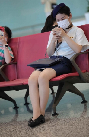 【街拍心灵】候机楼街拍肉丝美腿制服