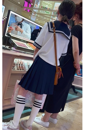 百褶裙妹子