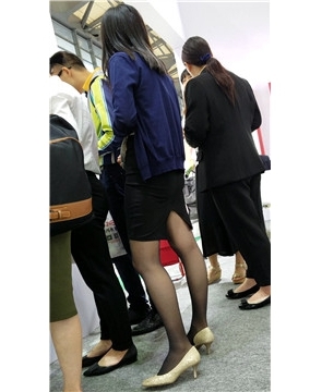 4k-性感美腿黑丝米色高跟鞋包臀裙街拍美女