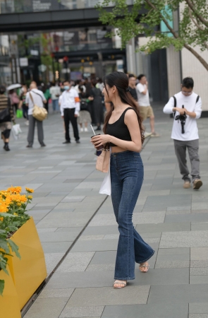 紧身牛仔款长腿美女