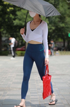 撑伞的瑜伽裤美眉