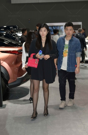 车展看车的西装外套黑丝妹纸