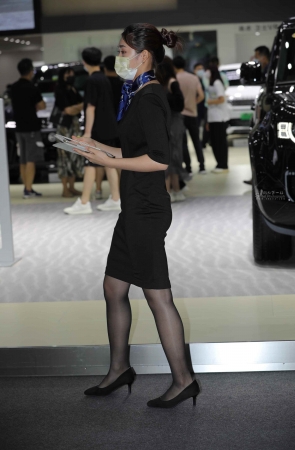 【街拍心灵】路虎销shou黑 丝街拍高跟穿半天了在工作