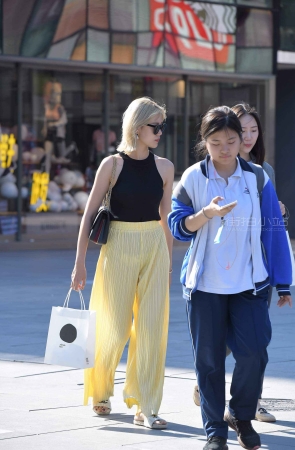 街拍黄色阔腿裤美女姐姐
