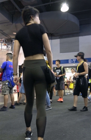 极品苗条小蛮腰露脐紧身运动弹力裤性感美女