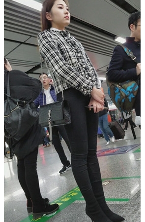 等地铁的黑裤小姐姐[757M/MP4]