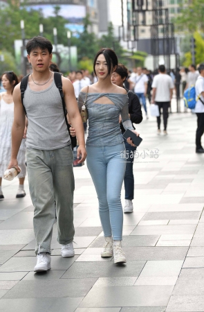 街拍紧身兰牛女友